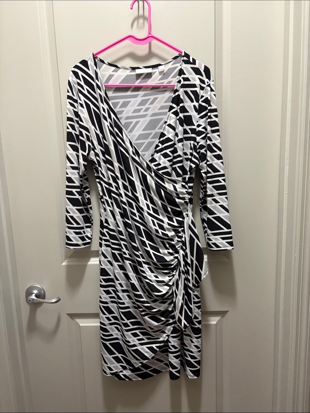 New York & Company Black and White Geometric Ruched Midi Dress